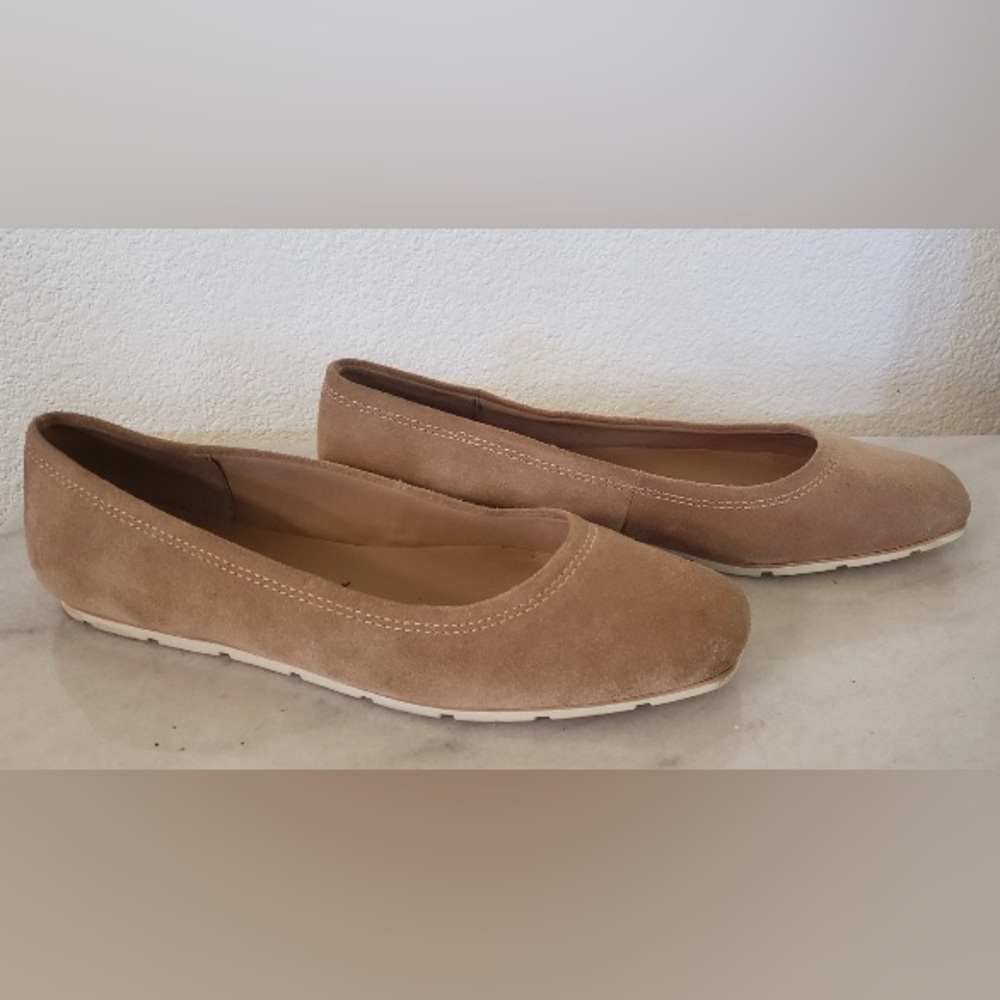 Anne klein ballet flats!! in tan suede size 7.5